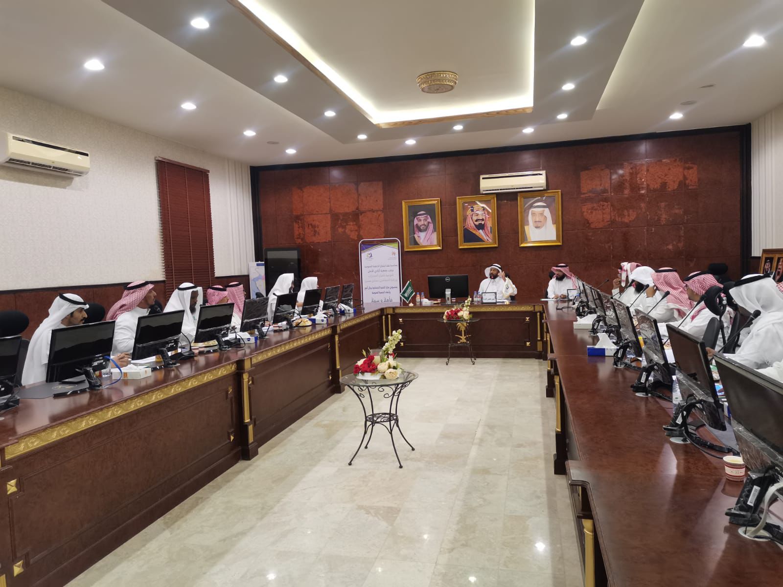 بحضور رئيس مجلس الإدارة ونائبة والمشرف المالي واعضاء الجمعيه العمومية. عقدت بفضل اللّٰه وتوفيقه الجمعيه اجتماعها للجمعيه العمومية.