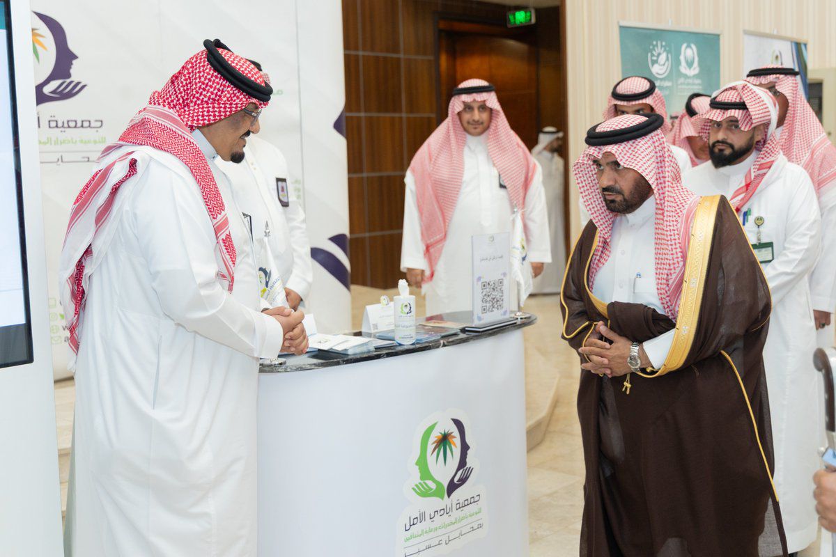 برعاية محافظ محايل عسير يدشن برنامج سفراء الحياة منشر حملة توعوية باضرار المخدرات داخل المدارس وبحضور الجهات الحكومية والتعليم
